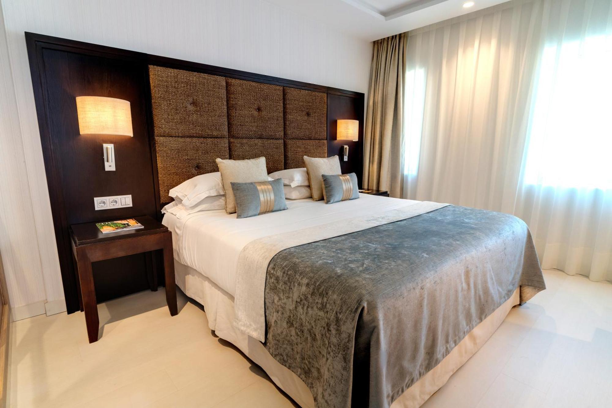 Classic Double or Twin Room with City / Interior View,1612956501:JPEG